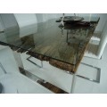 Τραπέζι τραπεζαρίας Inox  γυαλιστερό με επιφάνεια απο κορμούς δέντρων και κάλυψη με γυαλί